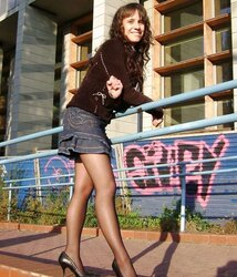 Hotlegs-mini-skirt stunner