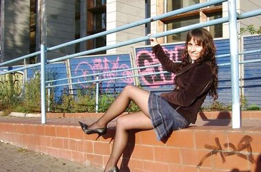 Hotlegs-mini-skirt stunner