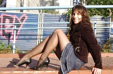 Hotlegs-mini-skirt stunner