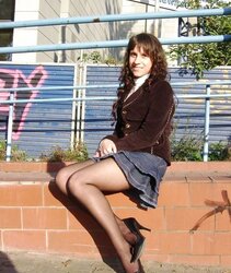 Hotlegs-mini-skirt stunner