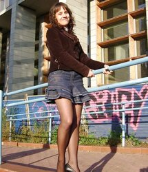 Hotlegs-mini-skirt stunner