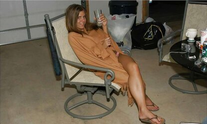 Lovely steaming blonde Princess Blueyez flash her screwable feet