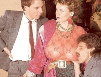 Mamae com tetas enormes sendo fodida por dois caras