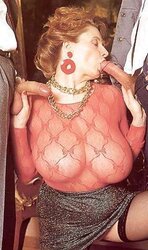 Mamae com tetas enormes sendo fodida por dois caras