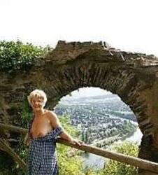 Eine Brust haengt raus...