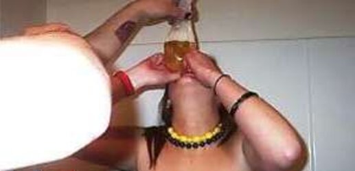 Eine Brust haengt raus...