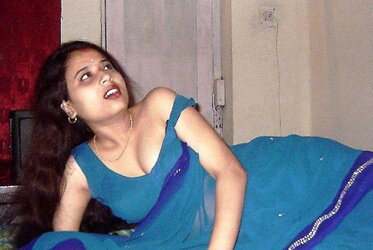 INDIAN SUPER-SEXY HOUSEWIFE