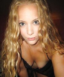 CURLY BLONDIE