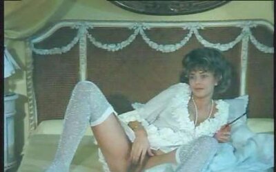 Splendid Retro Stunner - Carmen Chevalie