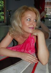 HIGHLY SUPER-FUCKING-HOT MOM I