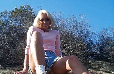 Molten Mature Anne lovin’ the Outdoors