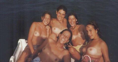 TEENAGERS SHOWING THEIR BREASTS