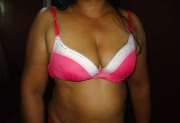 Sri Lankan PLUMPER Aunty With Guy