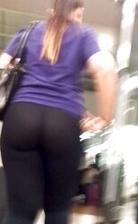 Thick DONK Latina mom in LEGGINGS voyeur candid