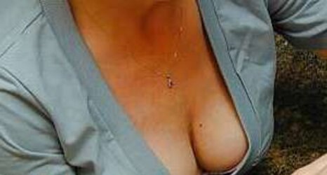 Weit offene Blusen