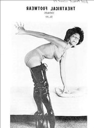 Nichelle Nichols ( Lieutenant Uhura )