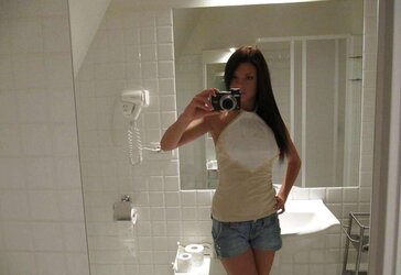 Uber-Sexy Lean Black-Haired Honey Selfshot