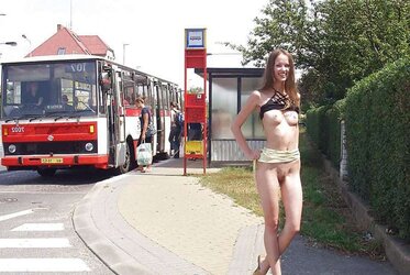 Femmes bare in public