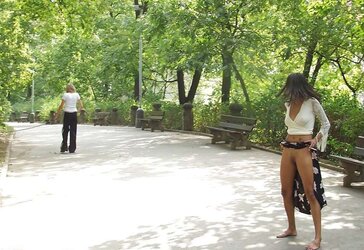 Femmes bare in public