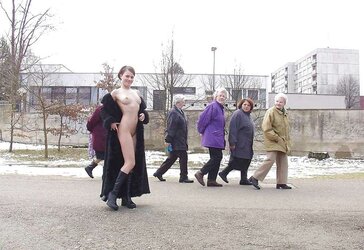 Femmes bare in public