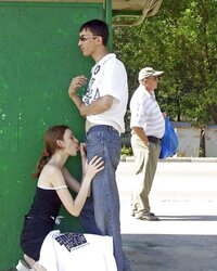 Femmes bare in public