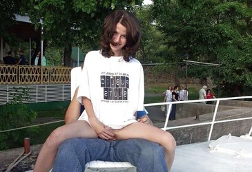 Femmes bare in public