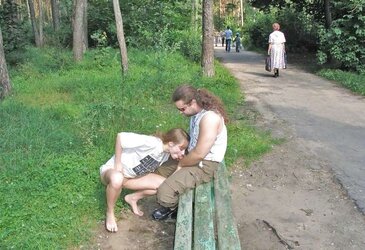 Femmes bare in public
