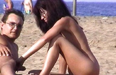 Les salopes baisent sur la plage