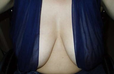 Nackte Titten unter der Bluse oder dem Kleid