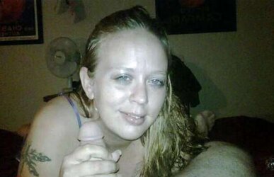 GEILE, KLEINE SCHLAMPE MIT RIESEN TITTEN