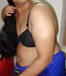 Mature indian aunty boobshow
