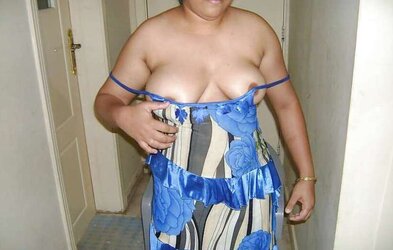 Mature indian aunty boobshow