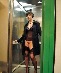 Les salopes dans l ascenseur