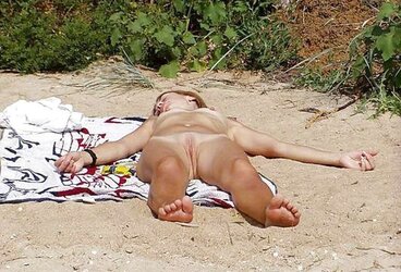 076 Naked Sunbathing - Desnudas al Sol