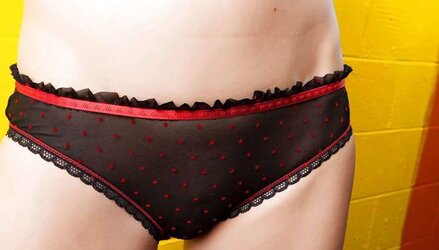 Elastic Bum teenager displaying off her goodies