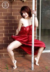 Buxomy Australian fledgling dame fucktoys herself outdoors