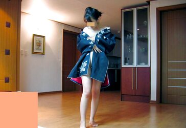 Korean hanbok dame showcasing