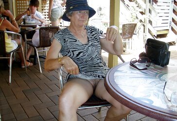 Outdoor upskirt