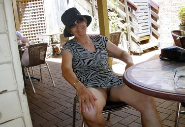 Outdoor upskirt