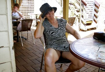 Outdoor upskirt