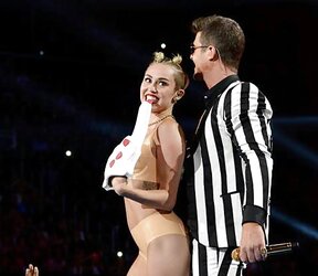Miley Cyrus VMAS 2013: Bands A Make Her Dance!
