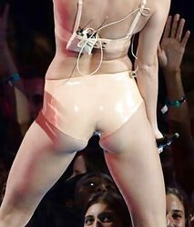 Miley Cyrus VMAS 2013: Bands A Make Her Dance!