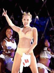 Miley Cyrus VMAS 2013: Bands A Make Her Dance!