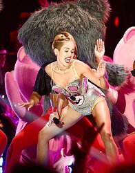 Miley Cyrus VMAS 2013: Bands A Make Her Dance!