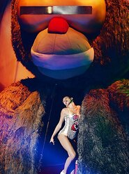 Miley Cyrus VMAS 2013: Bands A Make Her Dance!
