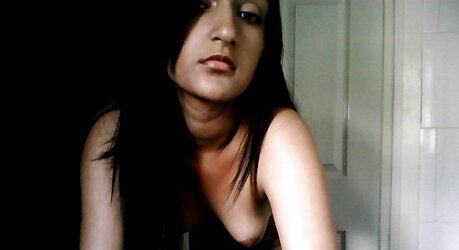 COOL INDIAN DAMSELS POSING RED-HOT