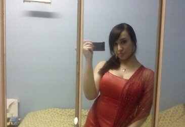 COOL INDIAN DAMSELS POSING RED-HOT