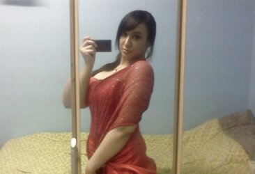COOL INDIAN DAMSELS POSING RED-HOT