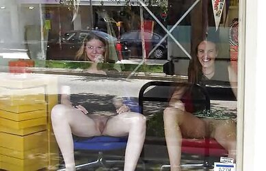 Upskirt unsheathed puss