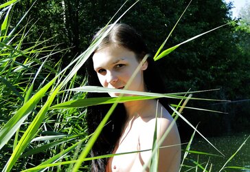 Handsome Amateure Teenager zeigt sich nackt in der Natur